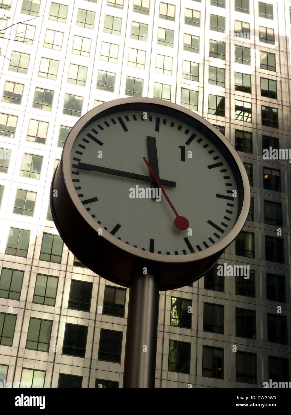 Orologio esterno One Canada Square a Canary Wharf Foto Stock