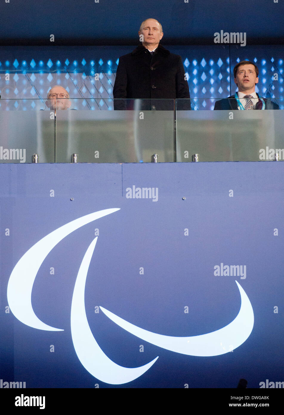 Sochi, Russia. 07Th Mar, 2014. Il presidente russo Vladimir Putin (c) e Philip Craven (L), Presidente del Comitato Paralimpico Internazionale (IPC), sono visti durante la cerimonia di apertura in Fisht Stadio Olimpico a Sochi 2014 Giochi Paralimpici Invernali, Sochi, Russia, 07 marzo 2014. Credito: dpa picture alliance/Alamy Live News Foto Stock