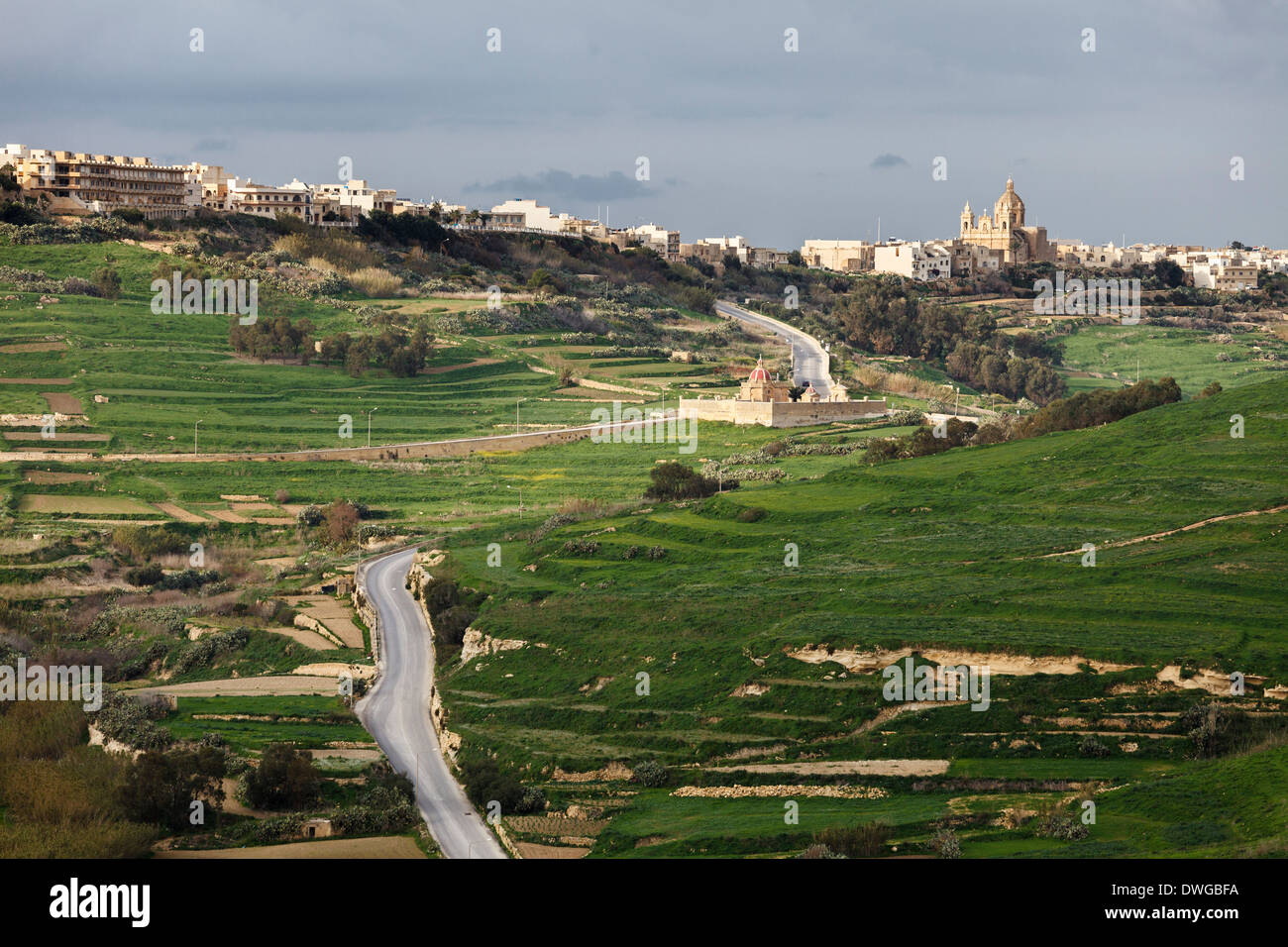 Vista verso il villaggio di Gharb dalla cittadella di Victoria a Gozo, Malta Foto Stock
