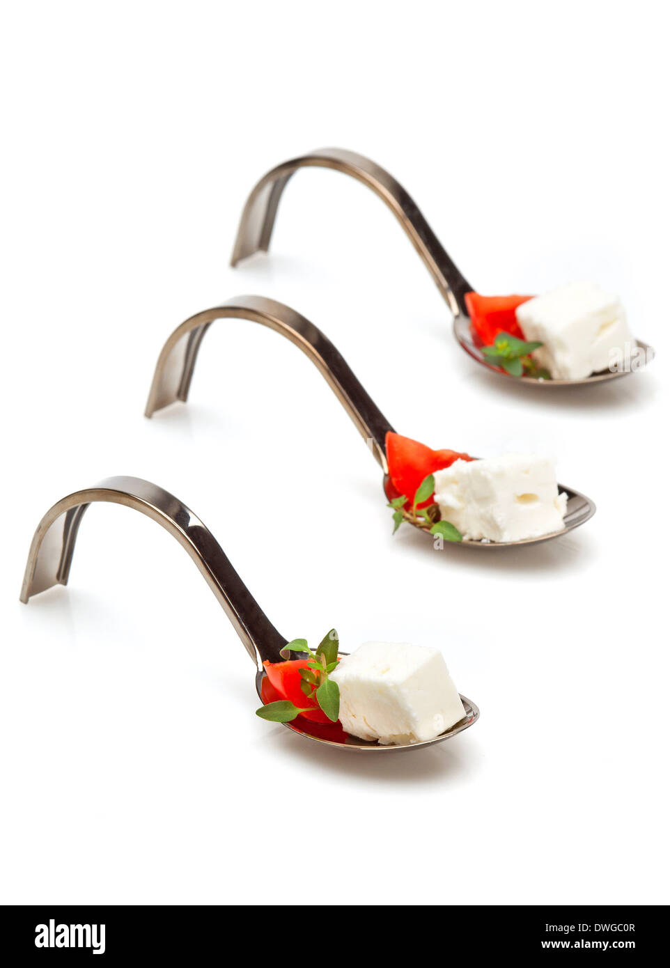 Il formaggio feta,pomodoro e origano su un cucchiaio-un antipasto con un sapore mediterraneo Foto Stock