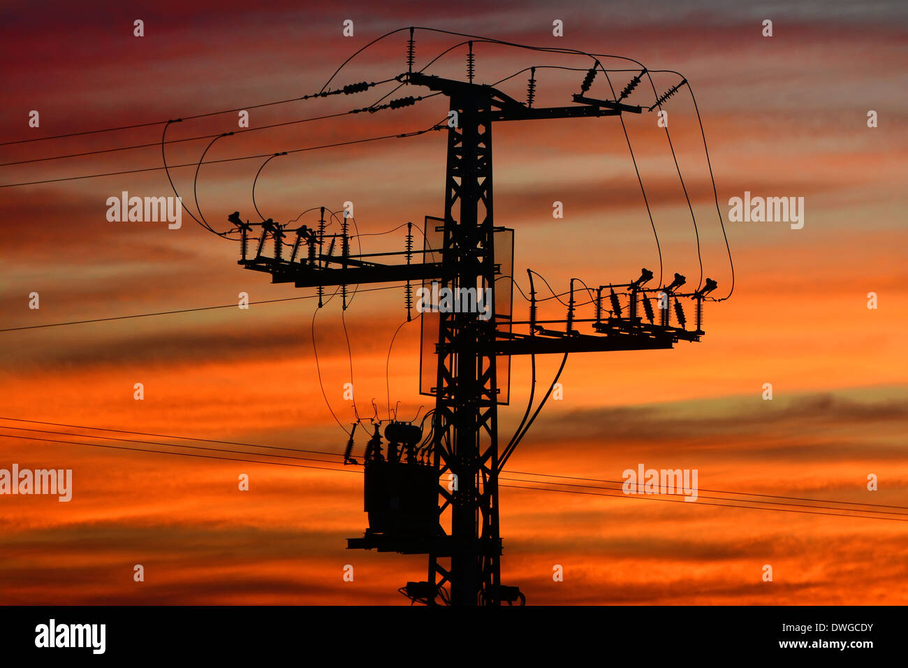 Palo elettrico al tramonto Foto Stock