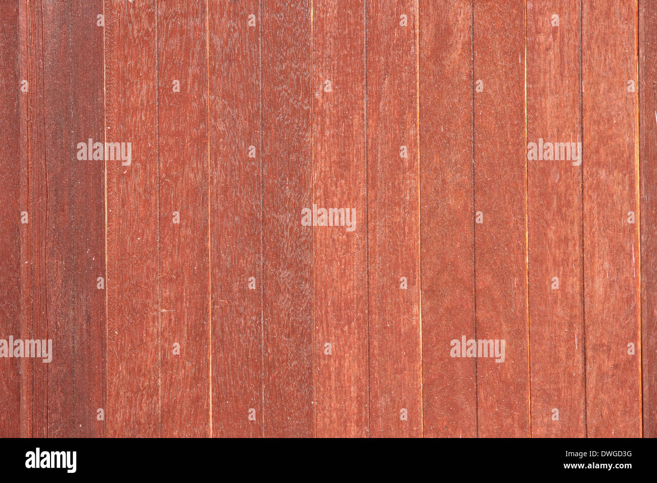 Vecchie pareti in legno tinto con il colore rosso. Foto Stock