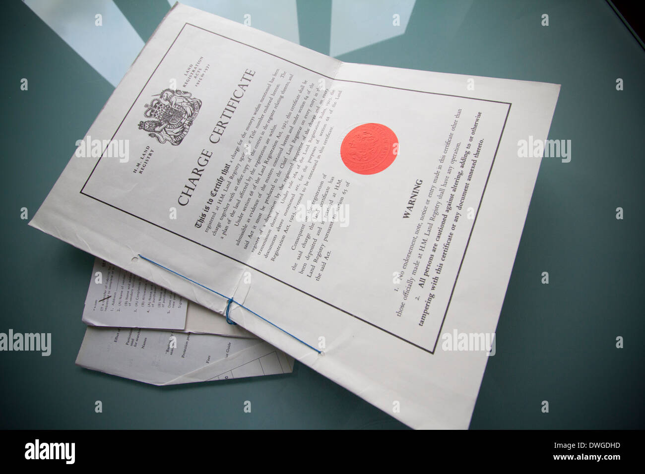 H M Land Registry Charge Certificate, un documento ufficiale di proprietà legale rilasciato nel Regno Unito. Utilizzato per registrare spese quali ipoteche o altri interessi legali contro un bene Foto Stock H M Land Registry Charge Certificate, un documento ufficiale di proprietà legale rilasciato nel Regno Unito. Utilizzato per registrare spese quali ipoteche o altri interessi legali contro un bene Foto Stock