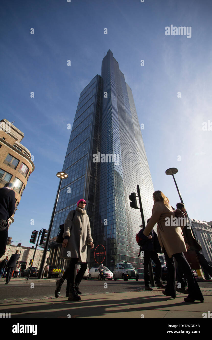 Heron tower Bishopsgate, London con la folla di pendolari Foto Stock