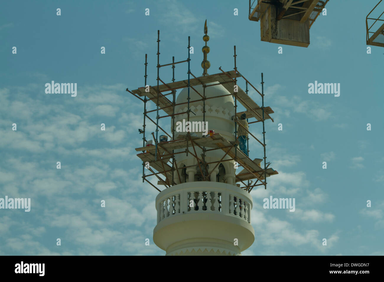 Il Qatar Costruzione dell'edificio sito impalcatura minareto di cielo blu Foto Stock