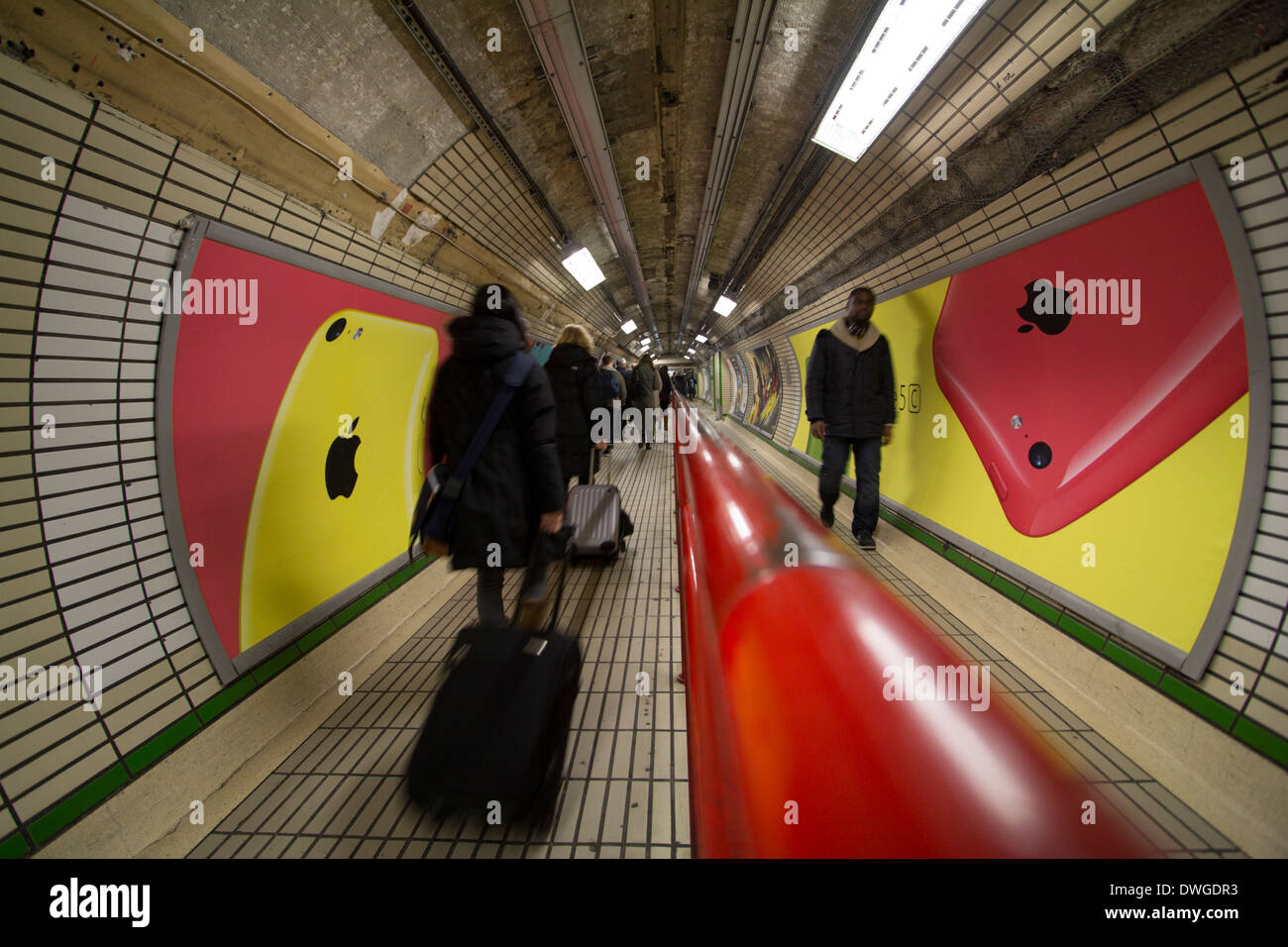 Annuncio per Apple IPHONE 5c sul tubo parete della stazione sulla metropolitana di Londra Foto Stock