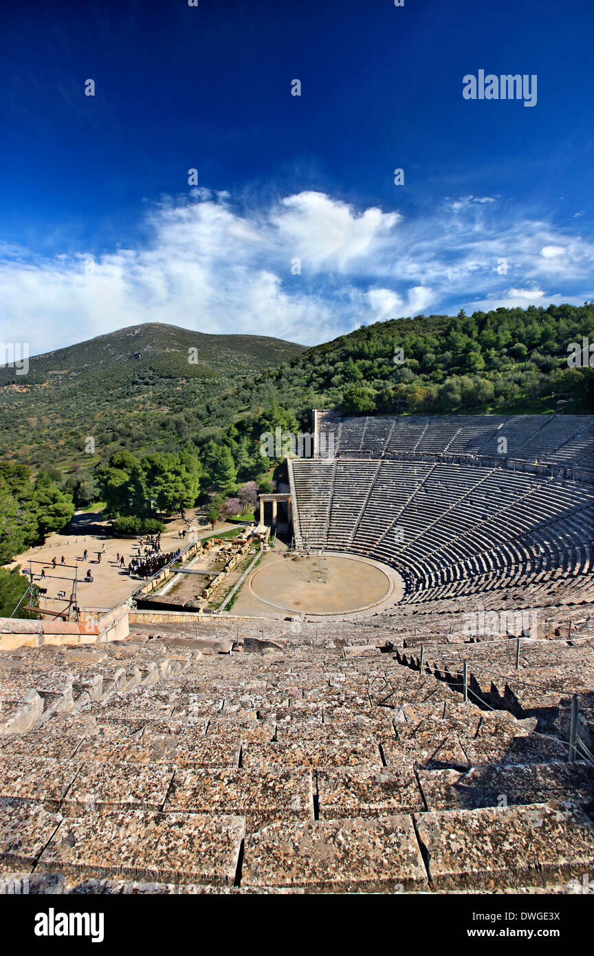 Il teatro antico di Epidavros (Epidauro), Argolide (Argolis), Peloponneso e Grecia. Foto Stock