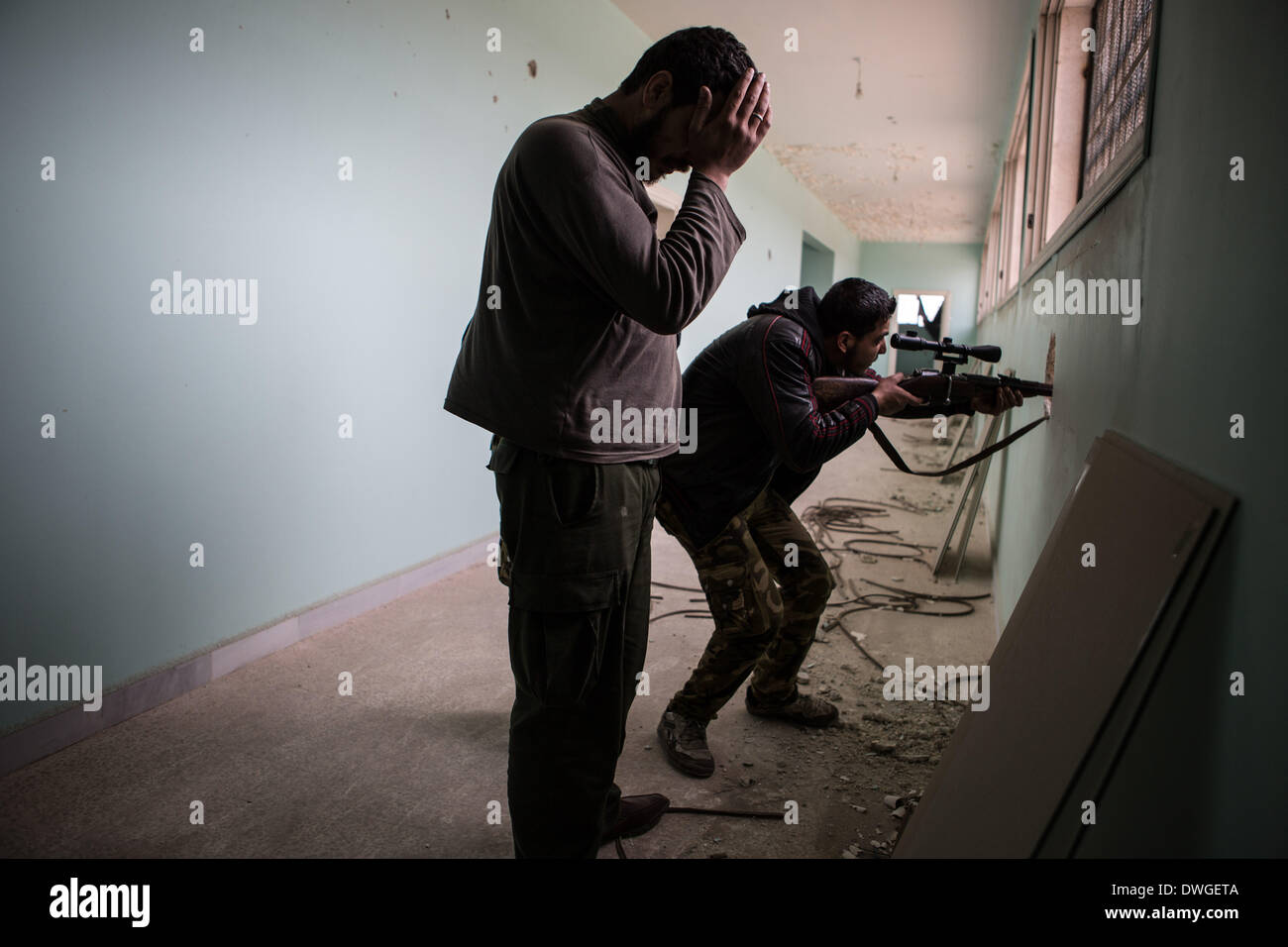 Aleppo, Siria. 2 apr, 2013. Sniper del libero esercito siriano, FSA di Aleppo. © Martin Forster/NurPhoto/ZUMAPRESS.com/Alamy Live News Foto Stock