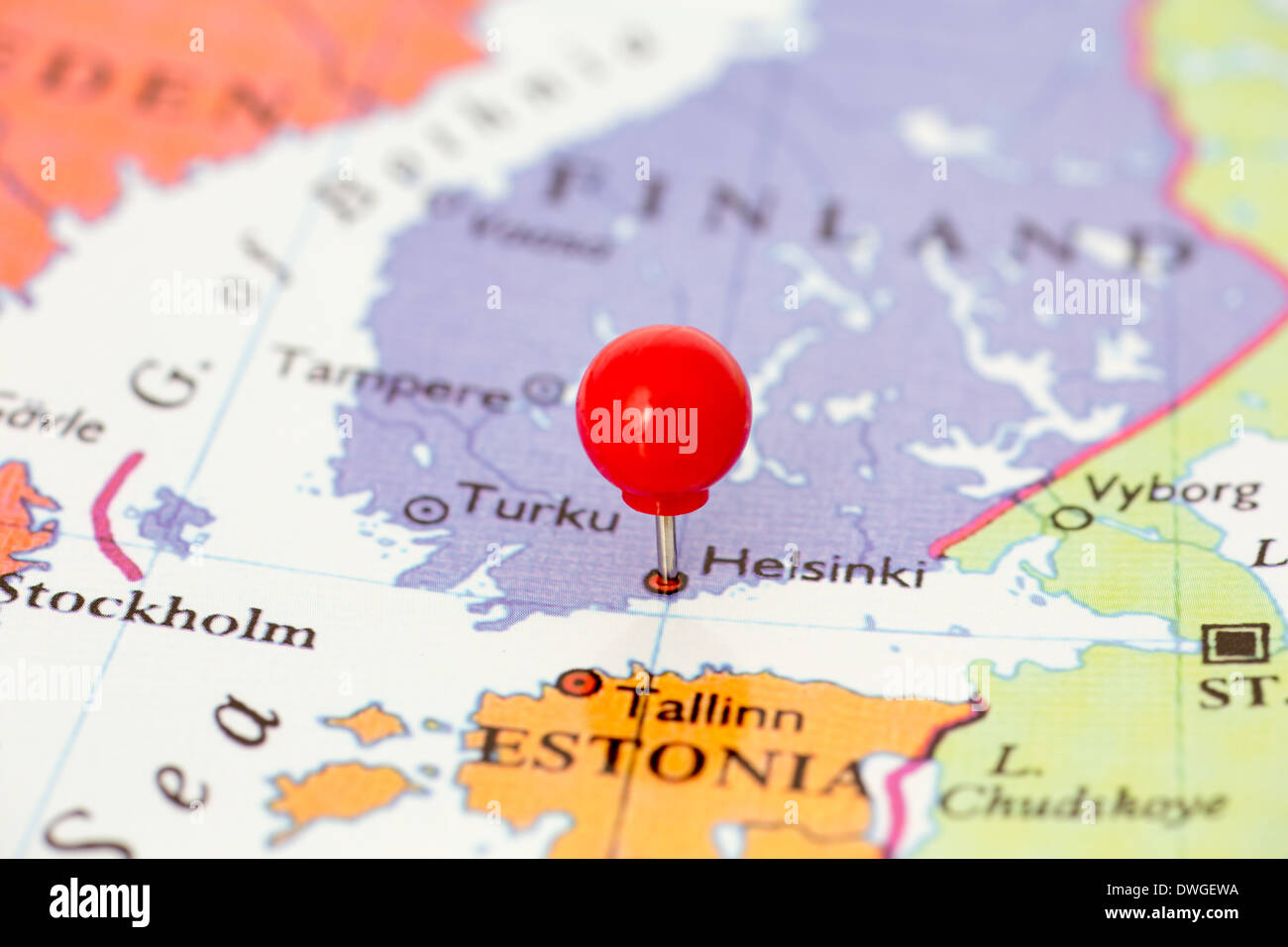 Rosso rotondo una puntina da disegno piegato attraverso la città di Helsinki in Finlandia mappa. Parte della collezione che copre tutte le principali capitali d'Europa. Foto Stock