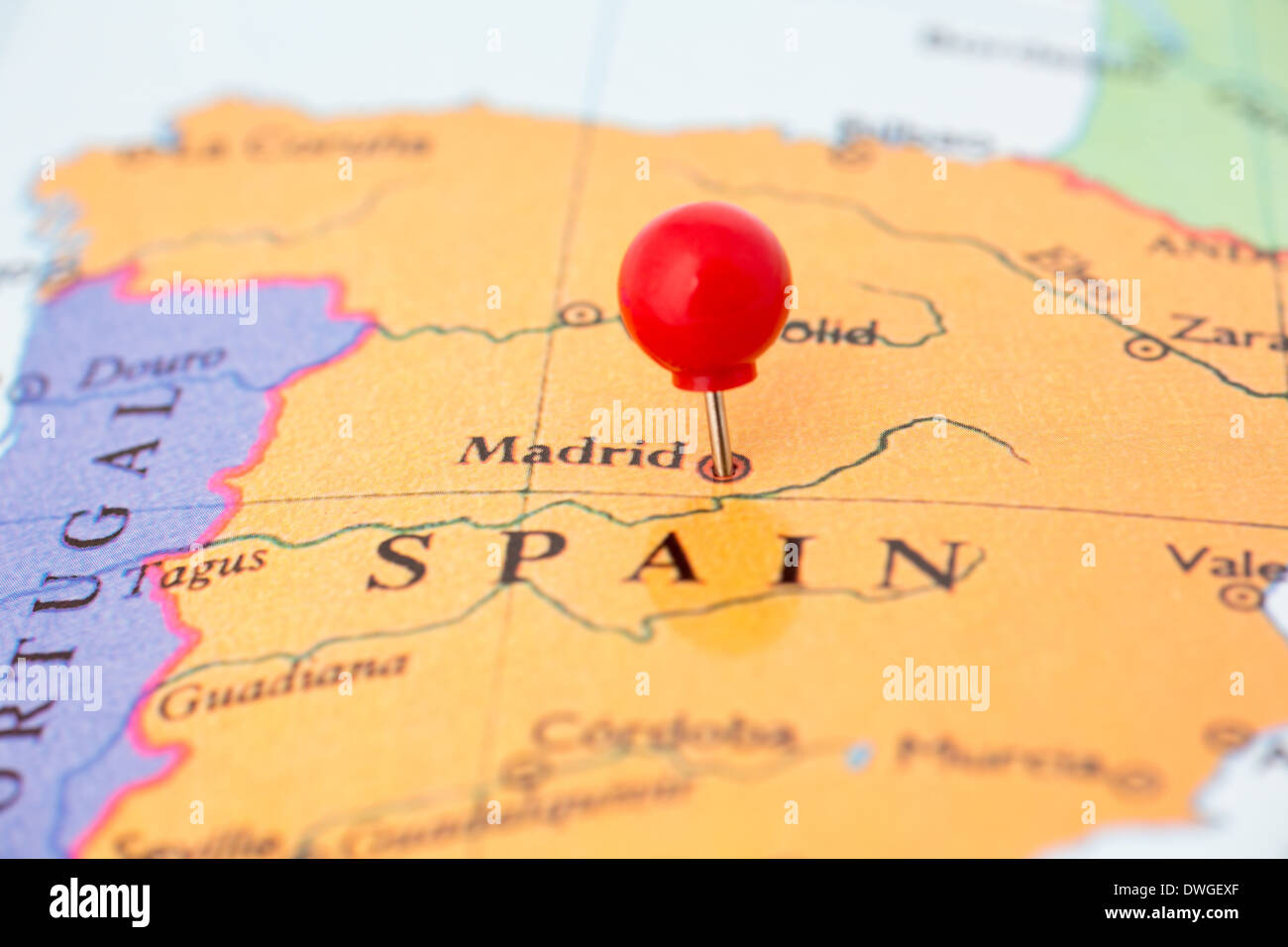 Rosso rotondo una puntina da disegno piegato attraverso la città di Madrid in Spagna mappa. Parte della collezione che copre tutte le principali capitali d'Europa. Foto Stock