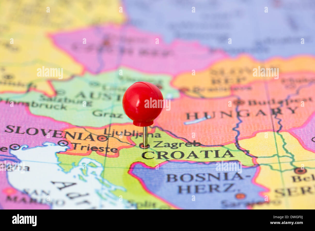 Rosso rotondo una puntina da disegno piegato attraverso la città di Zagabria in Croazia mappa. Parte della collezione che copre tutte le principali capitali d'Europa. Foto Stock