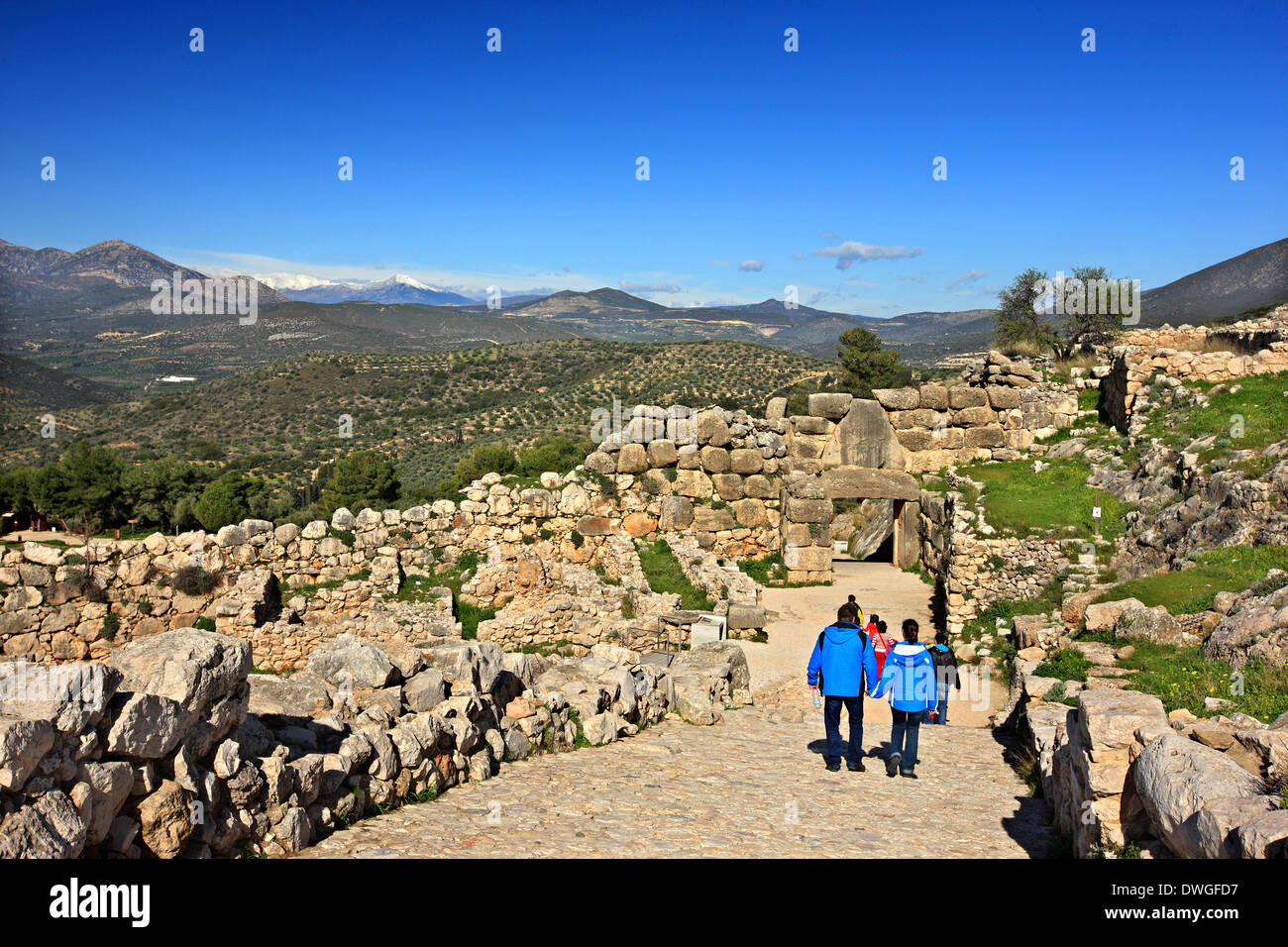 I visitatori diretti verso la Porta del Leone in antica Micene (Mykines), Argolide (Argolide), Peloponneso, Grecia Foto Stock