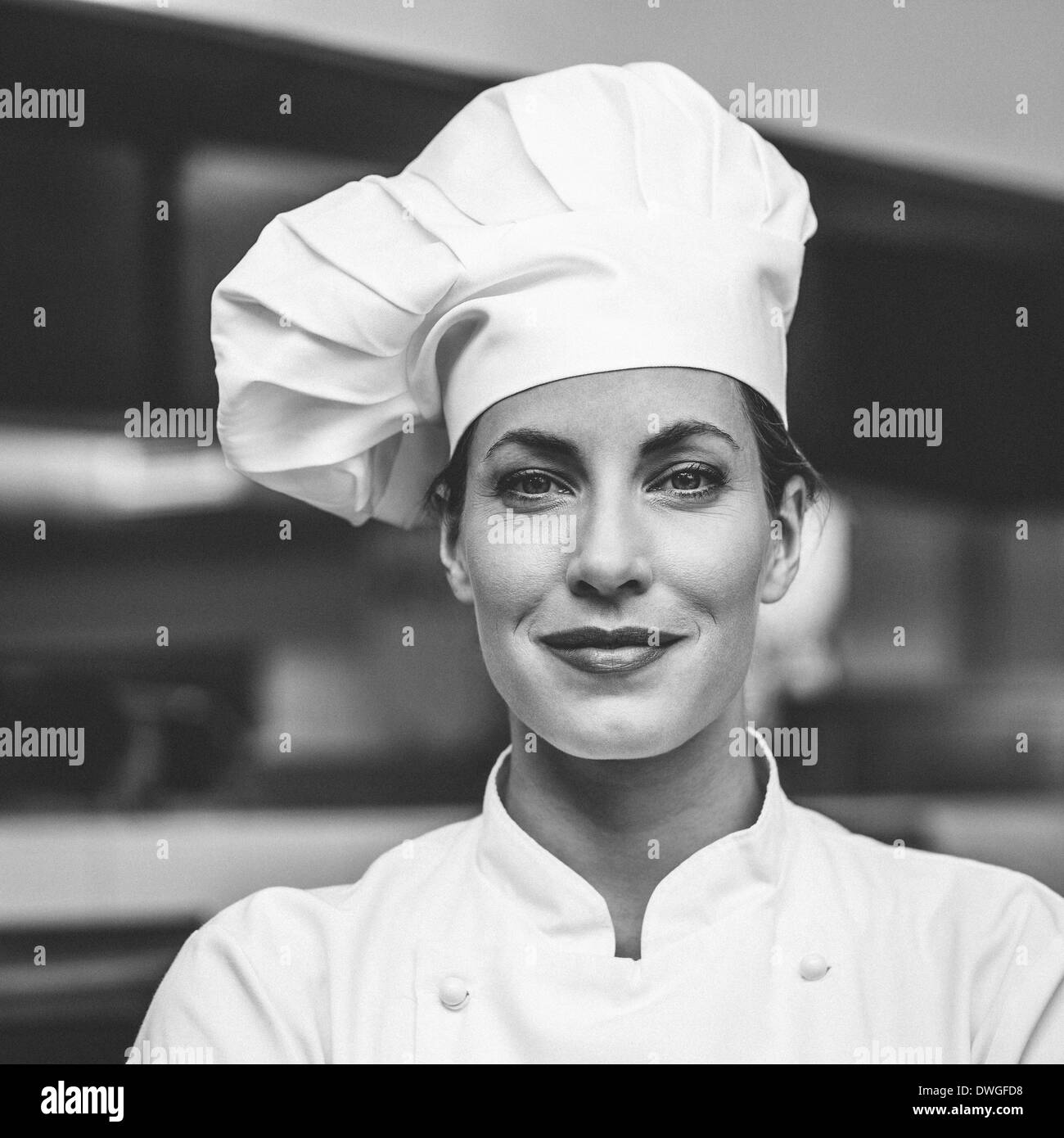 Lo chef sorridente guardando la fotocamera Foto Stock