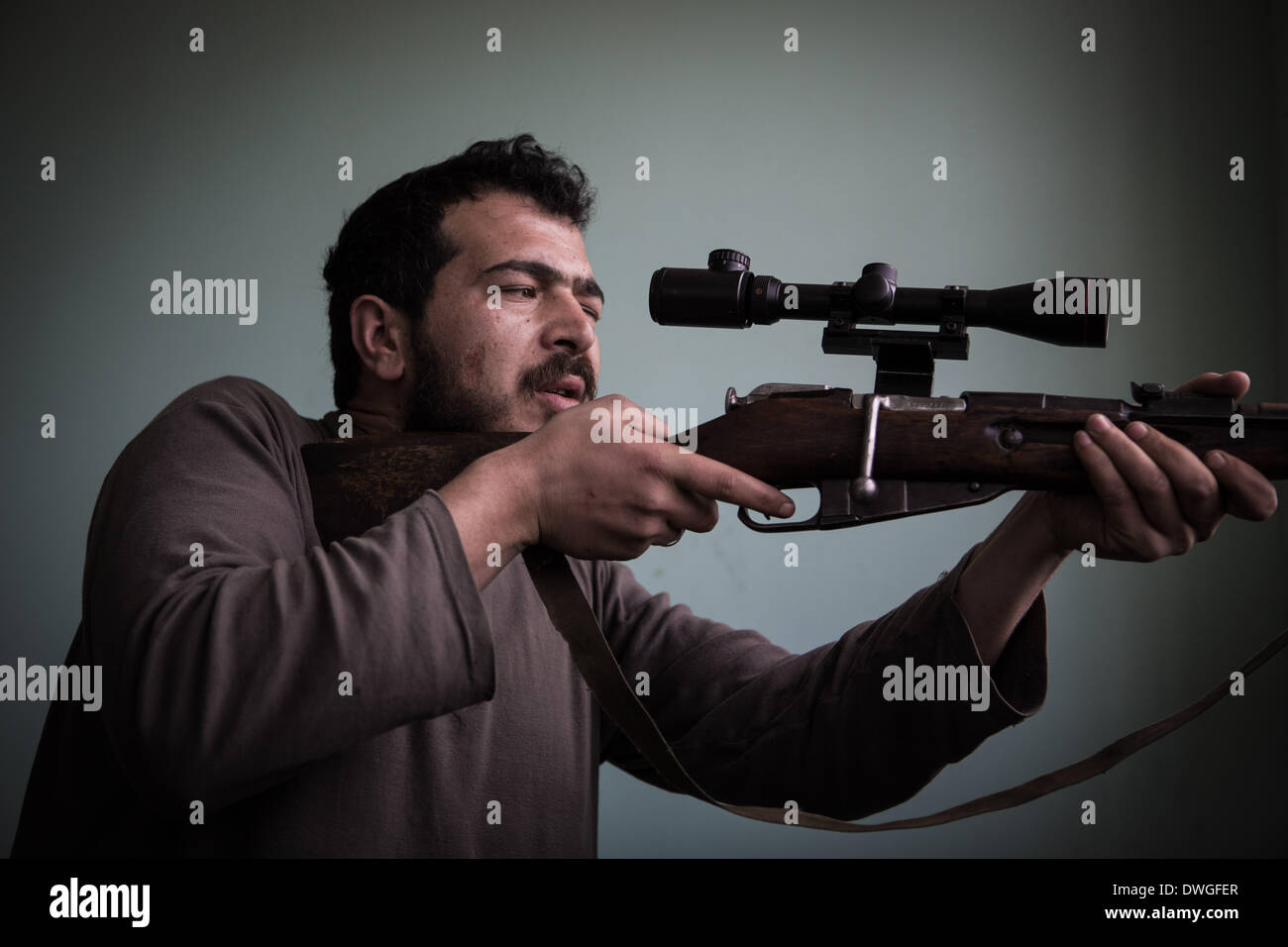 Aleppo, Siria. 2 apr, 2013. Sniper del libero esercito siriano, FSA di Aleppo. © Martin Forster/NurPhoto/ZUMAPRESS.com/Alamy Live News Foto Stock