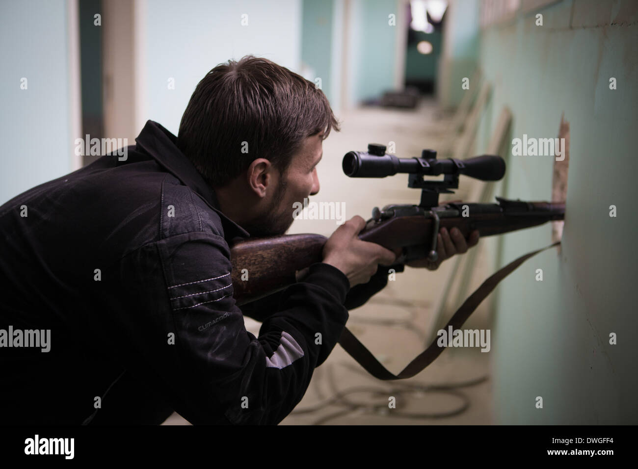 Aleppo, Siria. 2 apr, 2013. Sniper del libero esercito siriano, FSA di Aleppo. © Martin Forster/NurPhoto/ZUMAPRESS.com/Alamy Live News Foto Stock