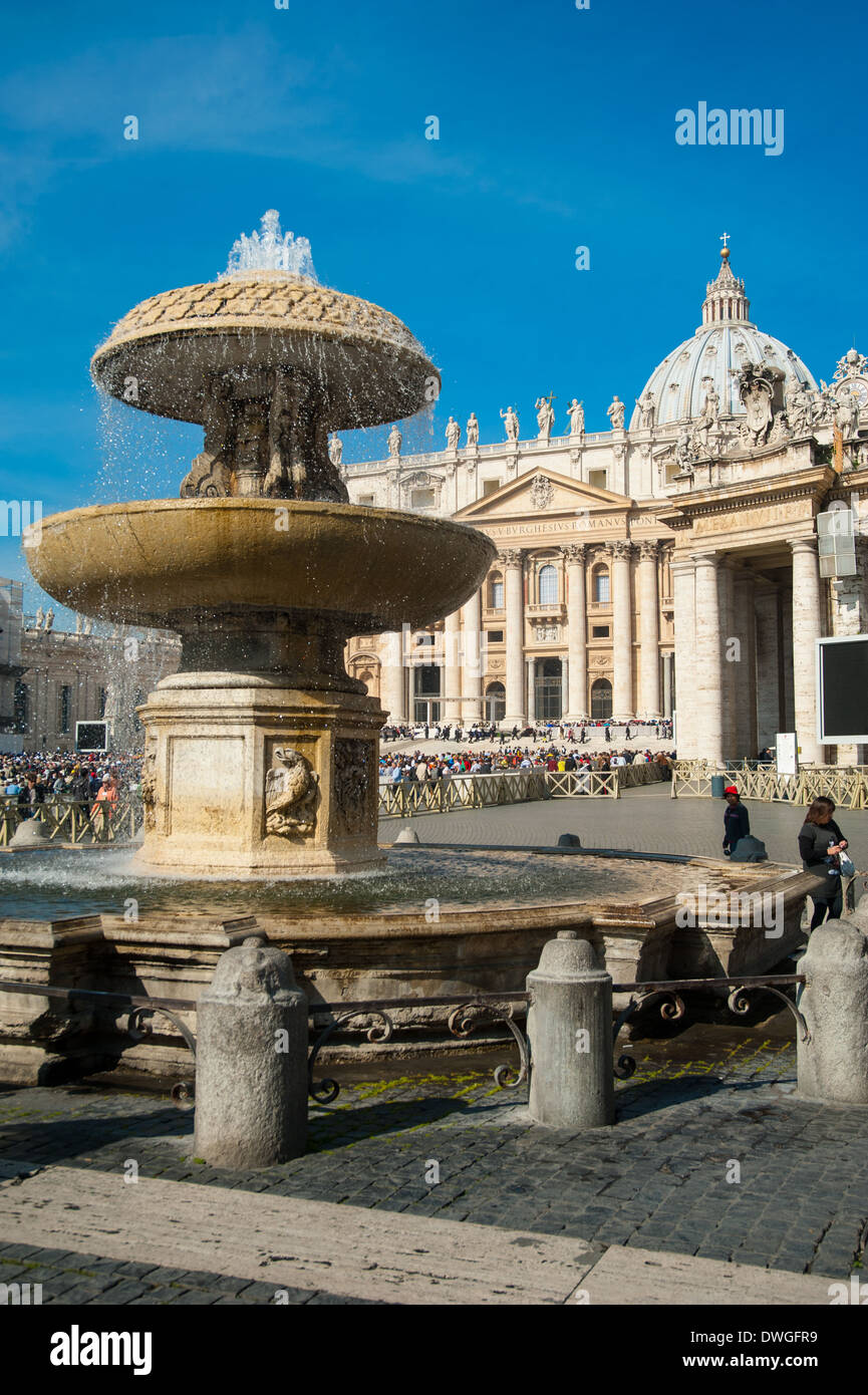 Vaticano Roma Italia religione religiosa Papa santo cielo blu Foto Stock