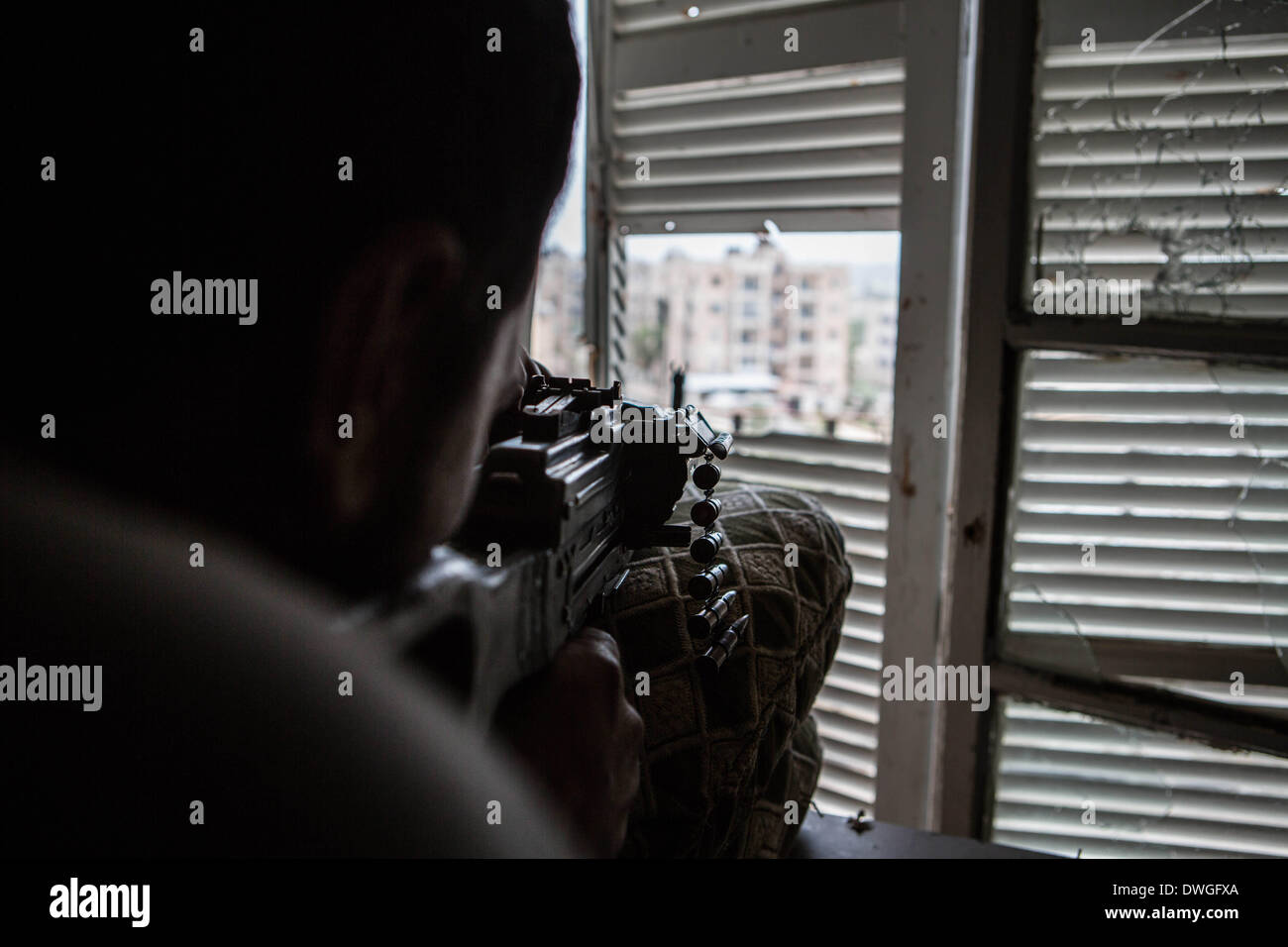 Aleppo, Siria. 2 apr, 2013. Sniper del libero esercito siriano, FSA di Aleppo. © Martin Forster/NurPhoto/ZUMAPRESS.com/Alamy Live News Foto Stock