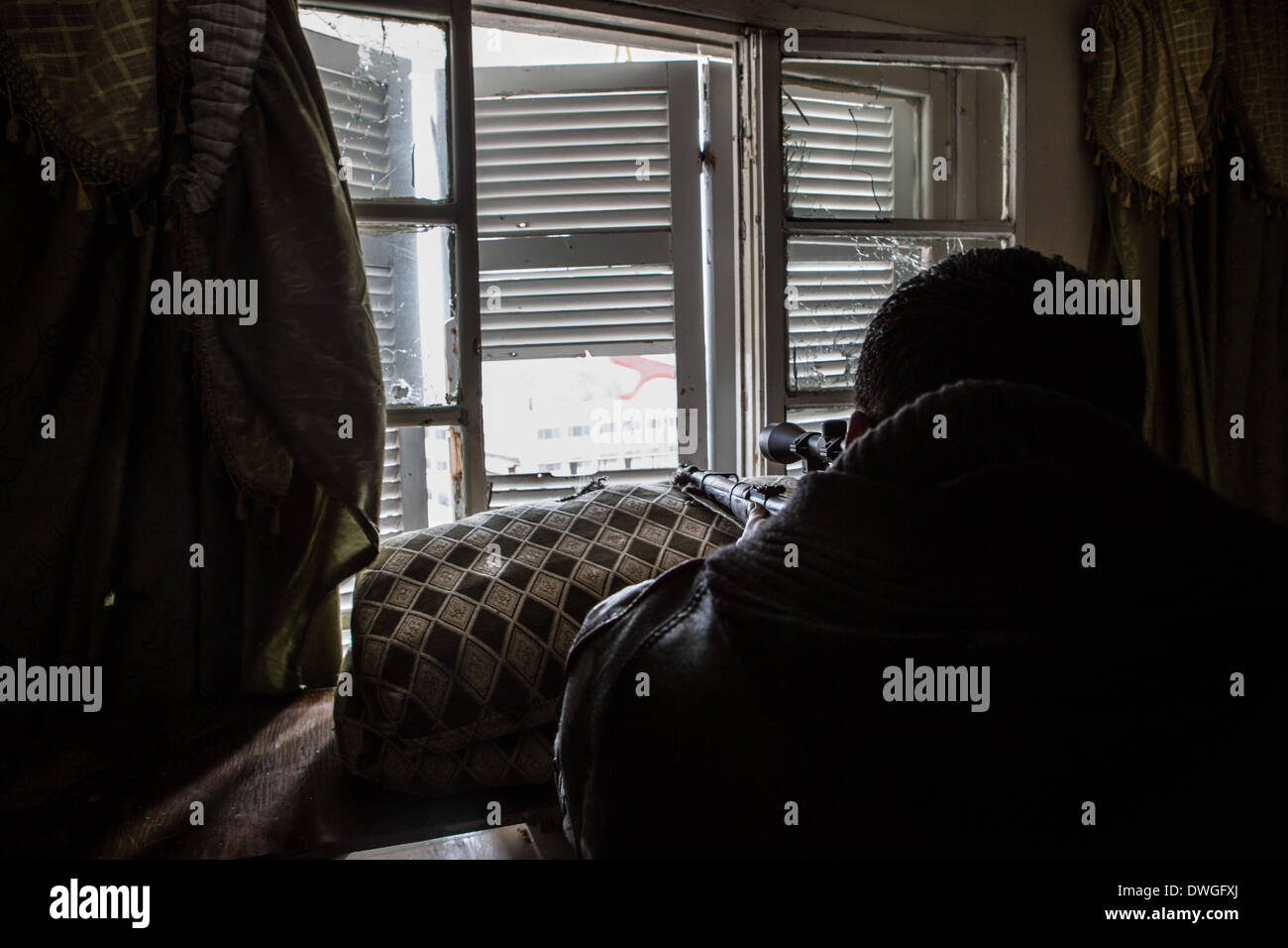 Aleppo, Siria. 2 apr, 2013. Sniper del libero esercito siriano, FSA di Aleppo. © Martin Forster/NurPhoto/ZUMAPRESS.com/Alamy Live News Foto Stock