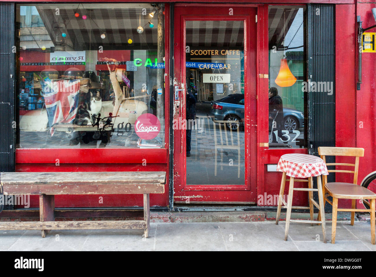 Gatto e la bandiera europea in scooter Caffe inferiore della finestra Marsh Street, Southwark, Londra Sud, SE1 Foto Stock