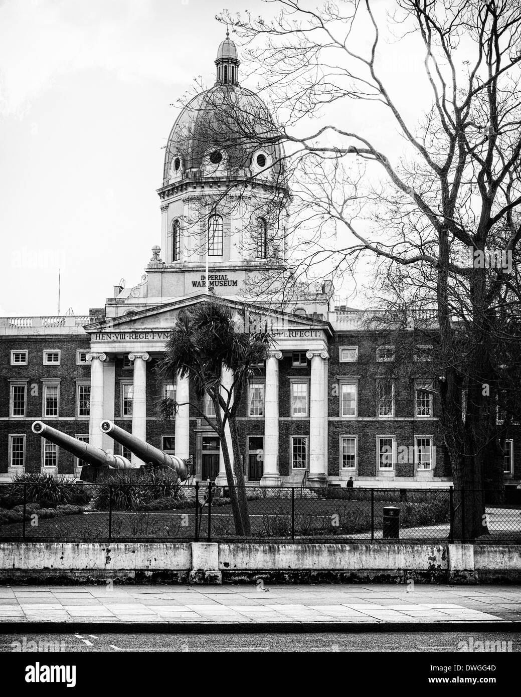 Dome, colonne e canonico del museo imperiale della guerra in Geraldine Maria Harmsworth Park, Lambeth Road, Southwark, Londra del sud (B & W) Foto Stock