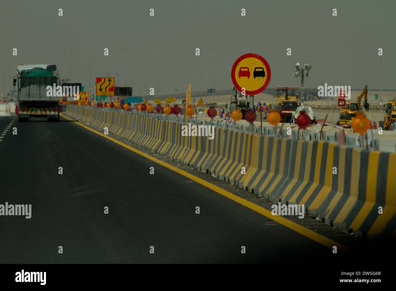 Il Qatar sito in costruzione stradali la deviazione del traffico Foto Stock
