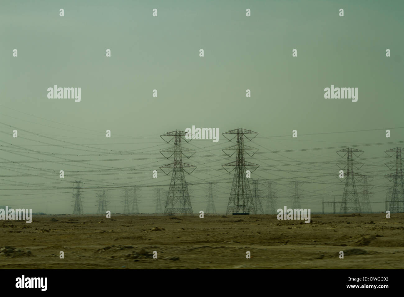 Tralicci di elettricità nel deserto Qatar Medio Oriente Foto Stock