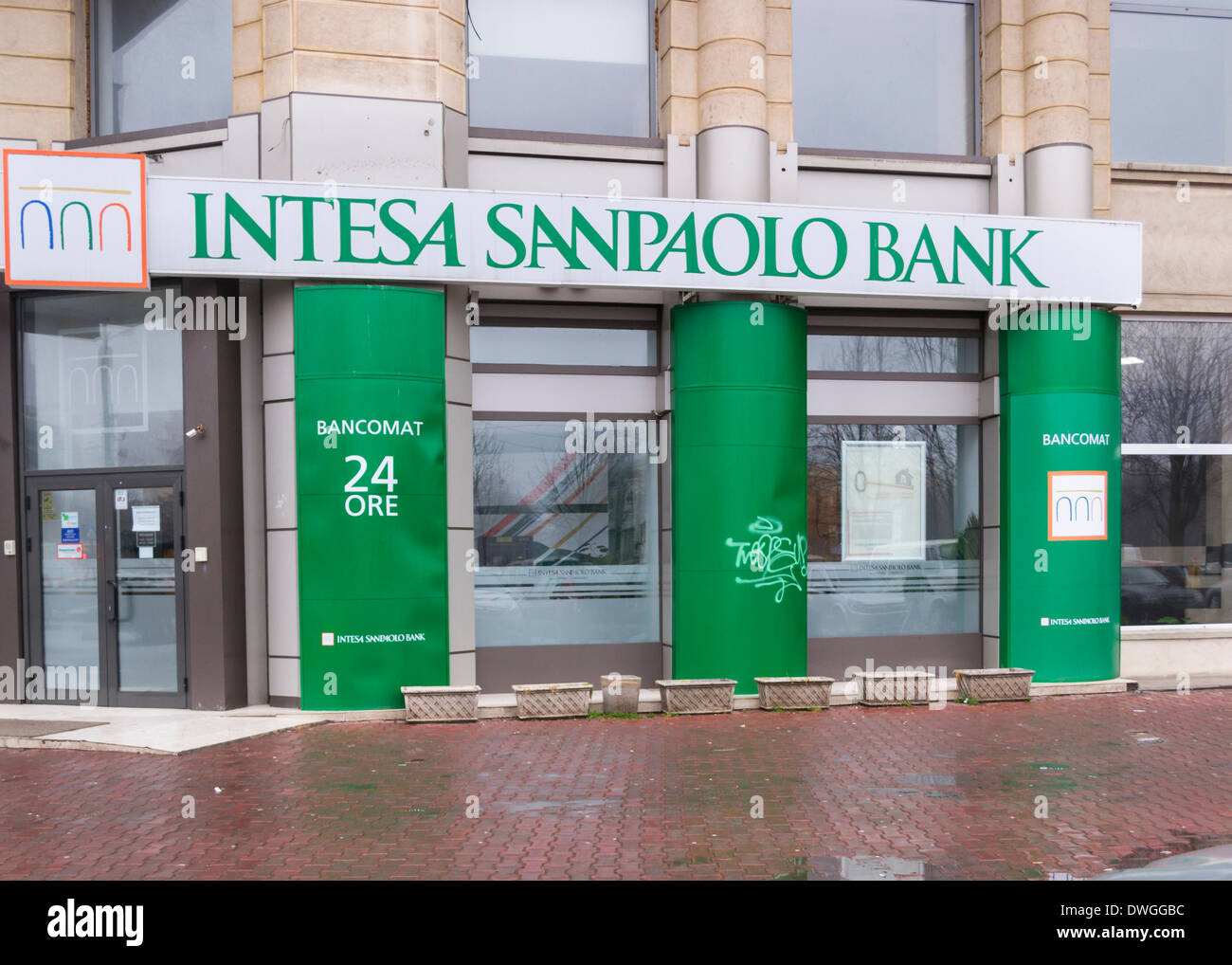 Intesa SanPaolo Bank office a Bucarest, Romania Foto stock - Alamy