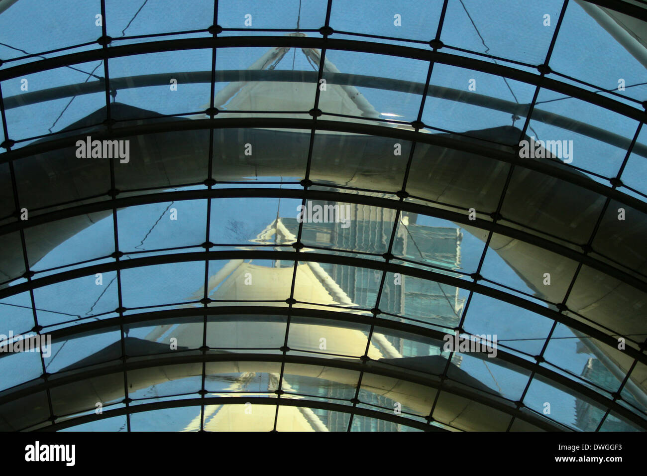 Il Qatar Doha e moderno grattacielo di soffitto di vetro Mall Foto Stock