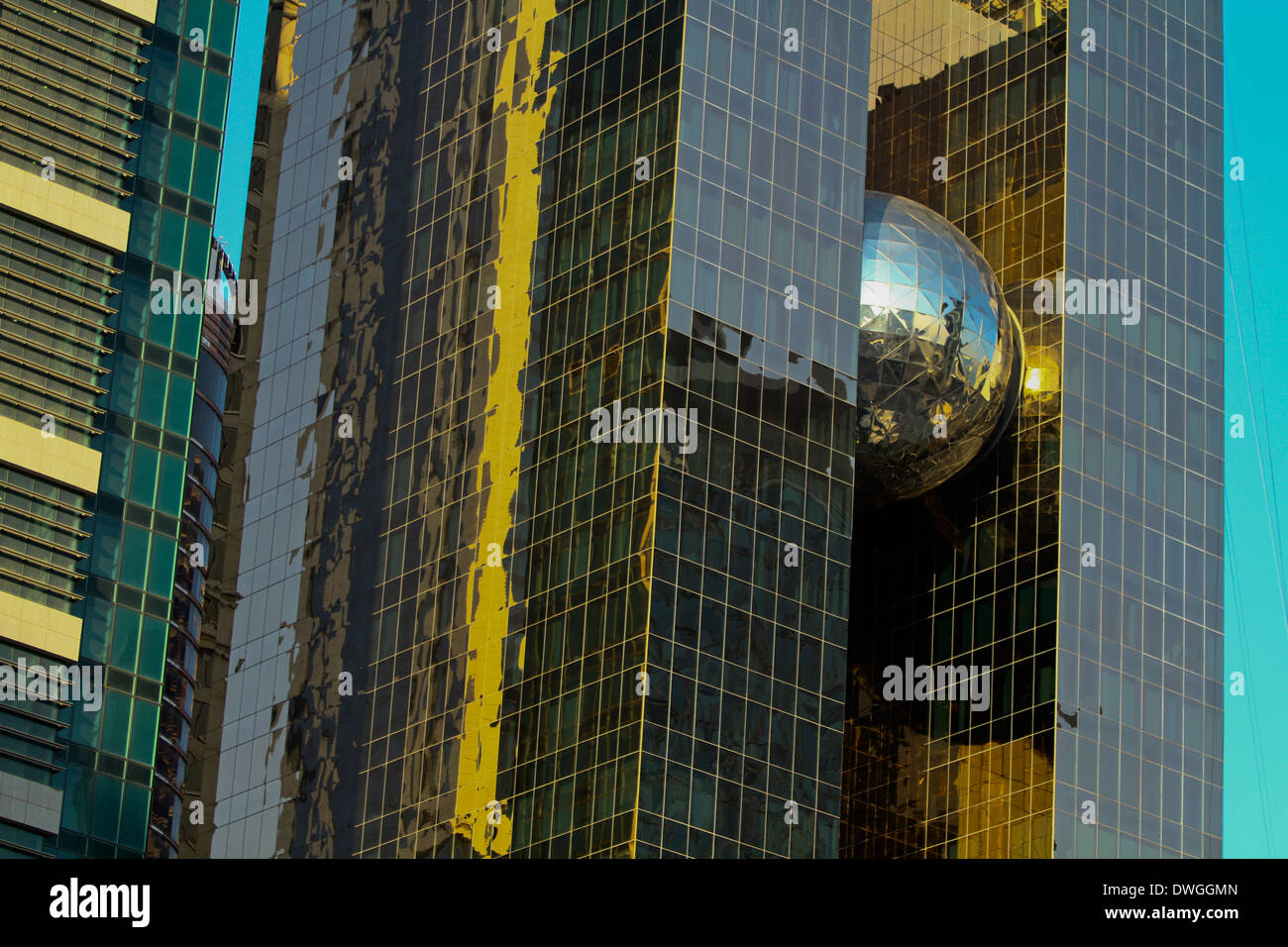 Il Qatar Doha e moderno grattacielo sole riflessioni di svasatura Foto Stock