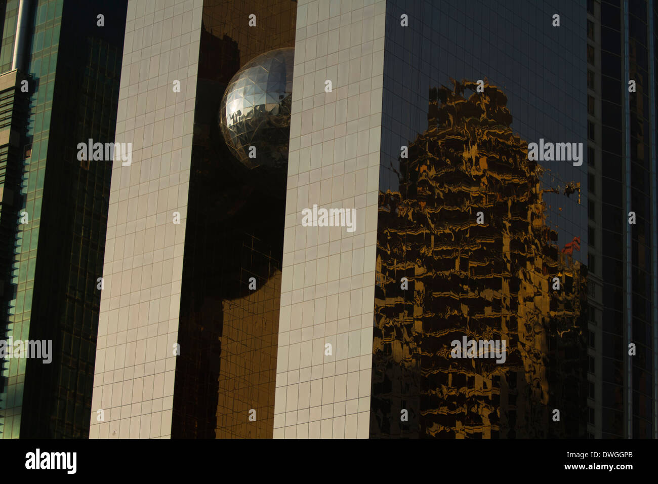 Il Qatar Doha e moderno grattacielo sole riflessioni di svasatura Foto Stock