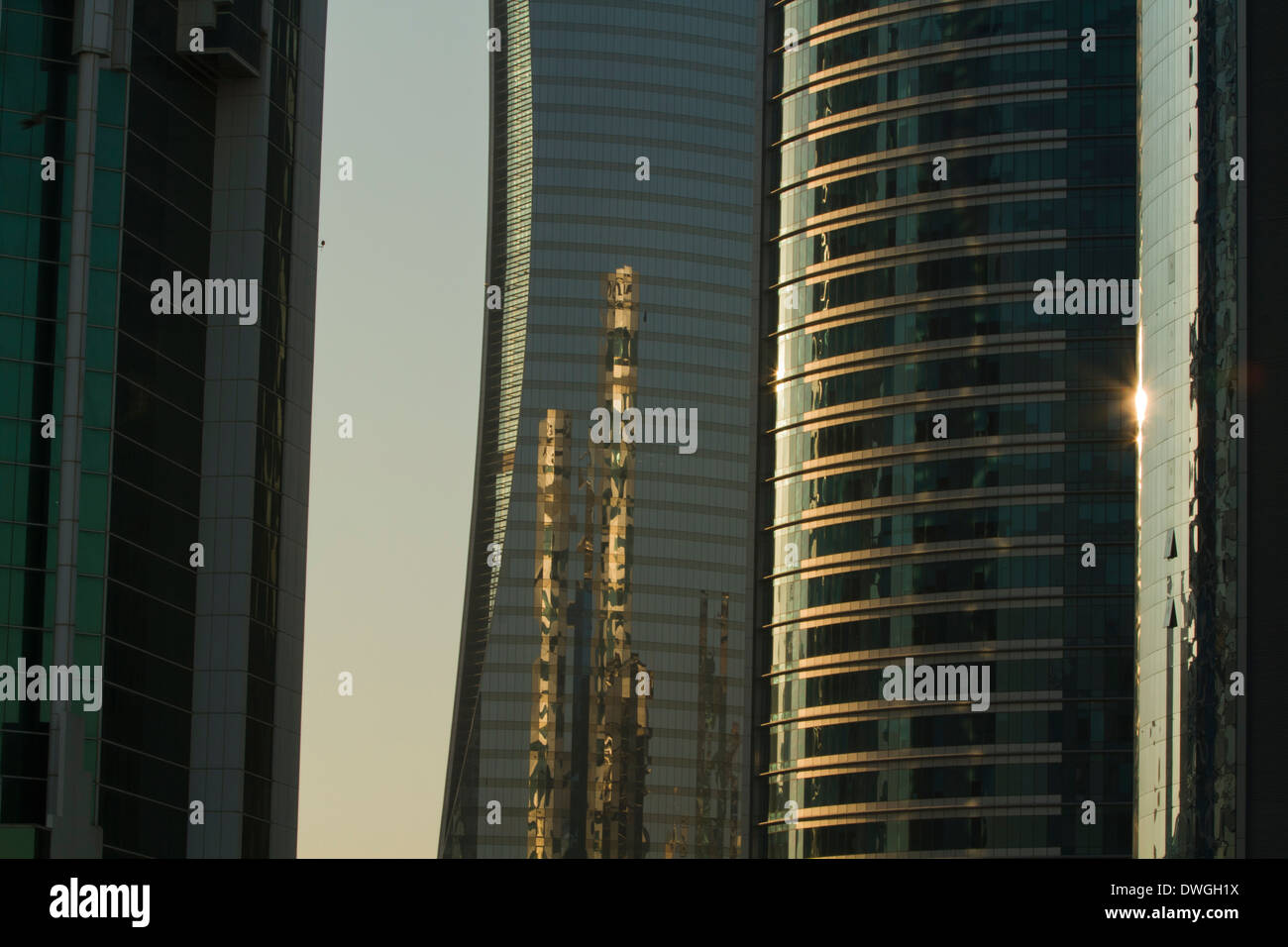 Il Qatar Doha grattacieli moderni in vetro torri della città riflessioni di Sun Foto Stock