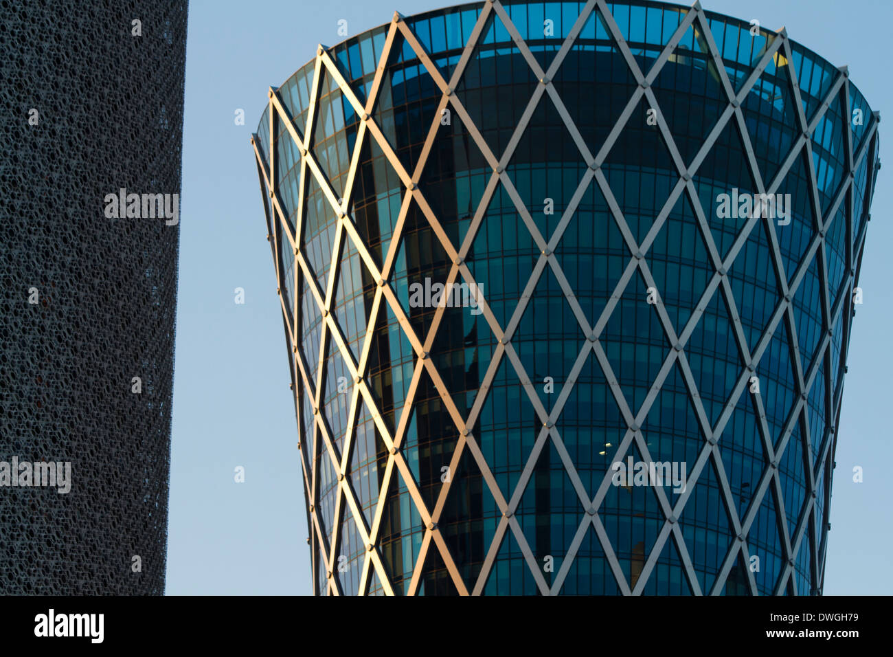 Il Qatar città grattacieli moderni in vetro torri tramonto Doha Foto Stock