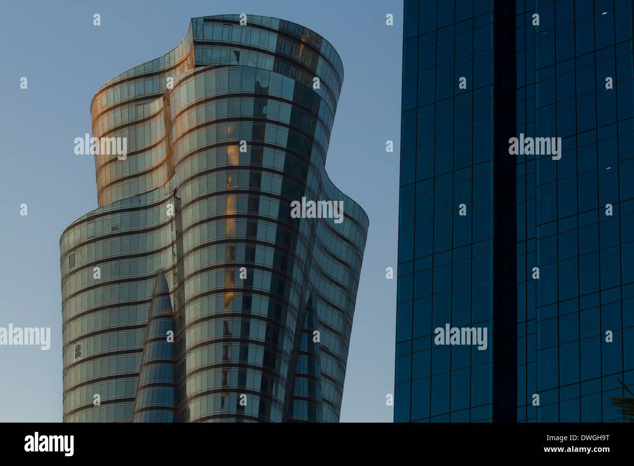Il Qatar città grattacieli moderni in vetro torri al tramonto Foto Stock