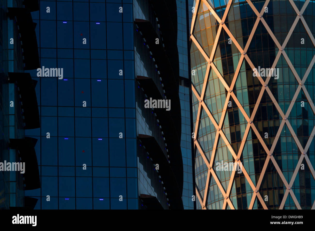 Il Qatar città grattacieli moderni in vetro torri al tramonto Foto Stock