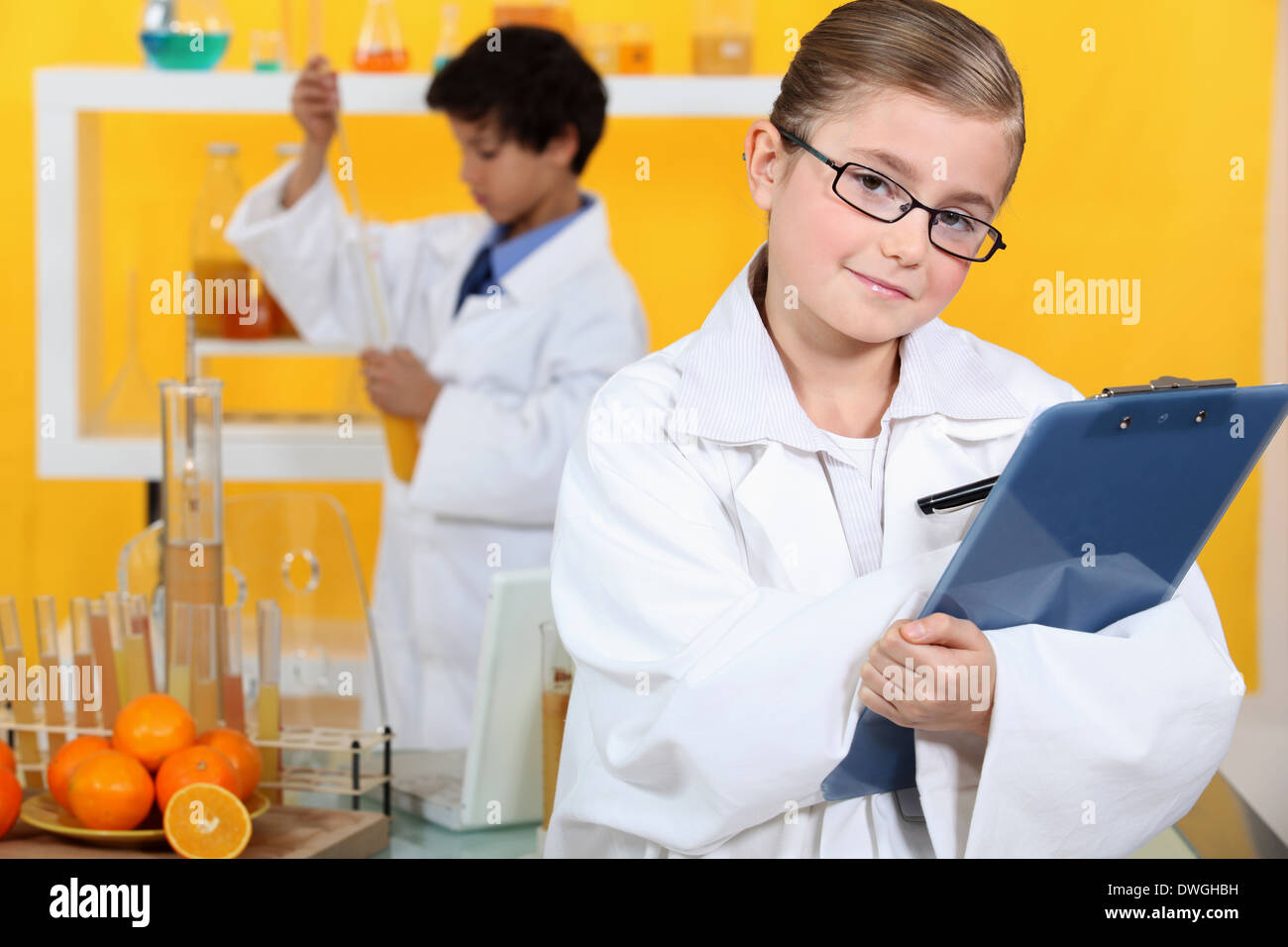 I bambini fare scienza Foto Stock