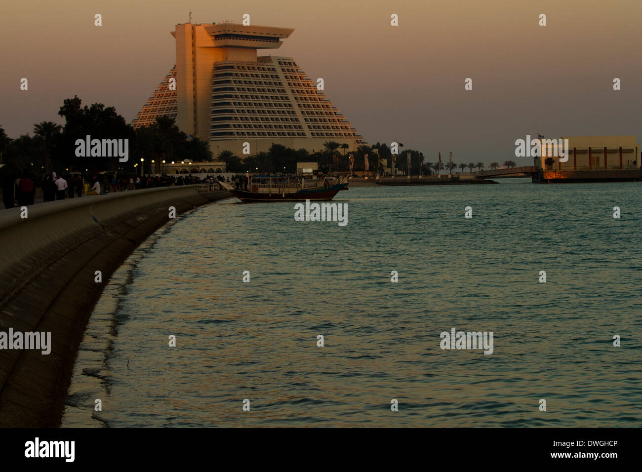 Il Qatar Doha fronte mare città tramonto barche tradizionali Foto Stock