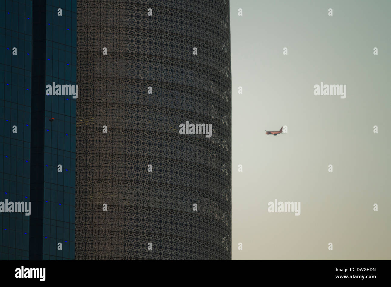 Il Qatar Doha e moderno grattacielo piano City sunset Foto Stock