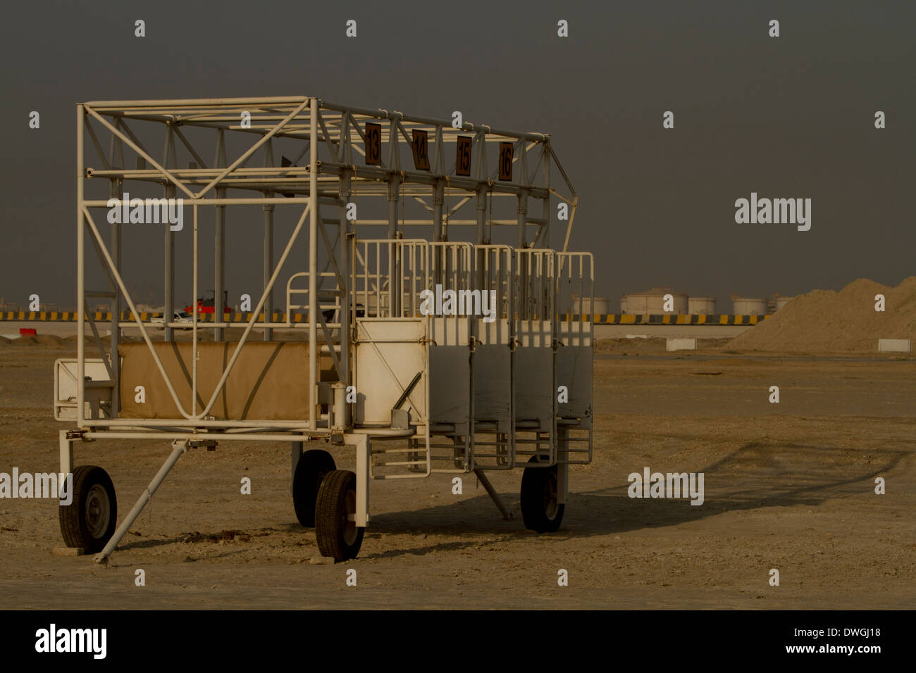 Il Qatar horse racing partenza porta casella nel deserto sun Foto Stock