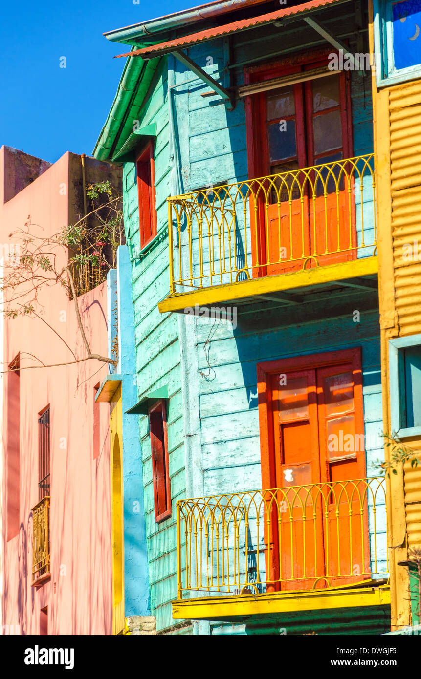 Vivacemente colorato balconi su un edificio fatiscente a La Boca quartiere di Buenos Aires Foto Stock