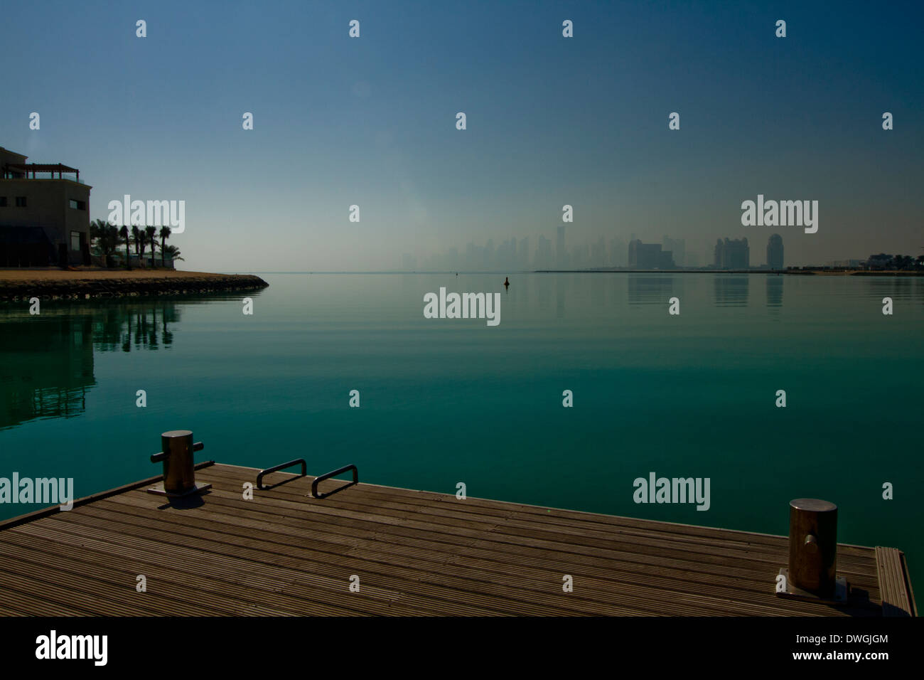 Il Qatar City Scape View Morning Mist Quay Sun Flare Foto Stock