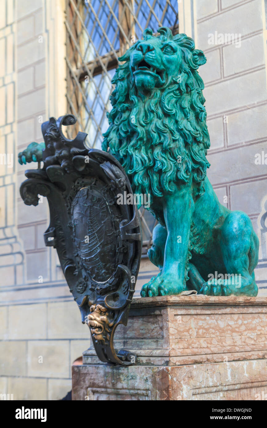 Leone bavarese statua che si trova nella parte anteriore della Residenz di Monaco di Baviera, Germania Foto Stock