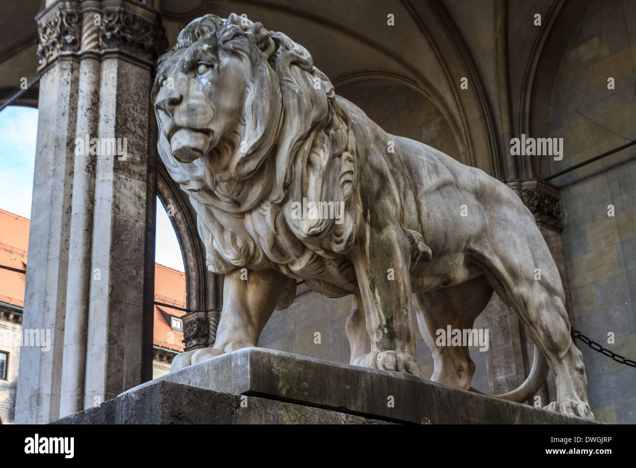 Monaco di Baviera, Leone bavarese statua che si trova nella parte anteriore del Feldherrnhalle, Baviera, Germania Foto Stock