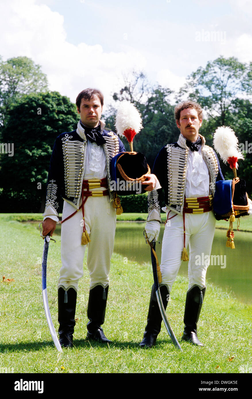 British ufficiali di Dragoon 1815, rievocazione storica soldato soldati come distribuito nella battaglia di Waterloo, Esercito uniformi uniforme disegnato sabre sciabole ussari ussaro England Regno Unito Foto Stock