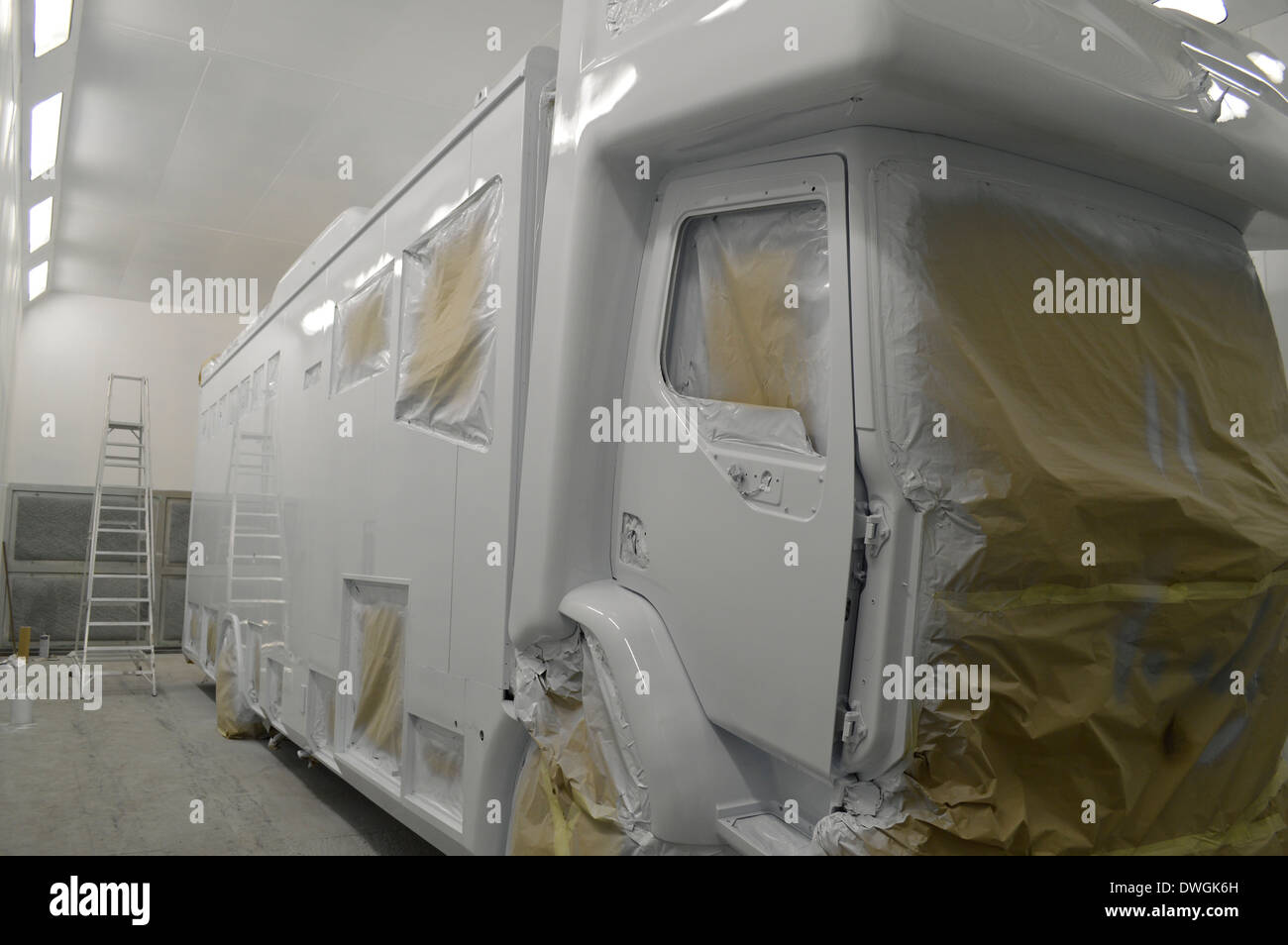 Un lusso van per cavalli inizio un riverniciate avanti personalizzata di montaggio di fabbrica Foto Stock