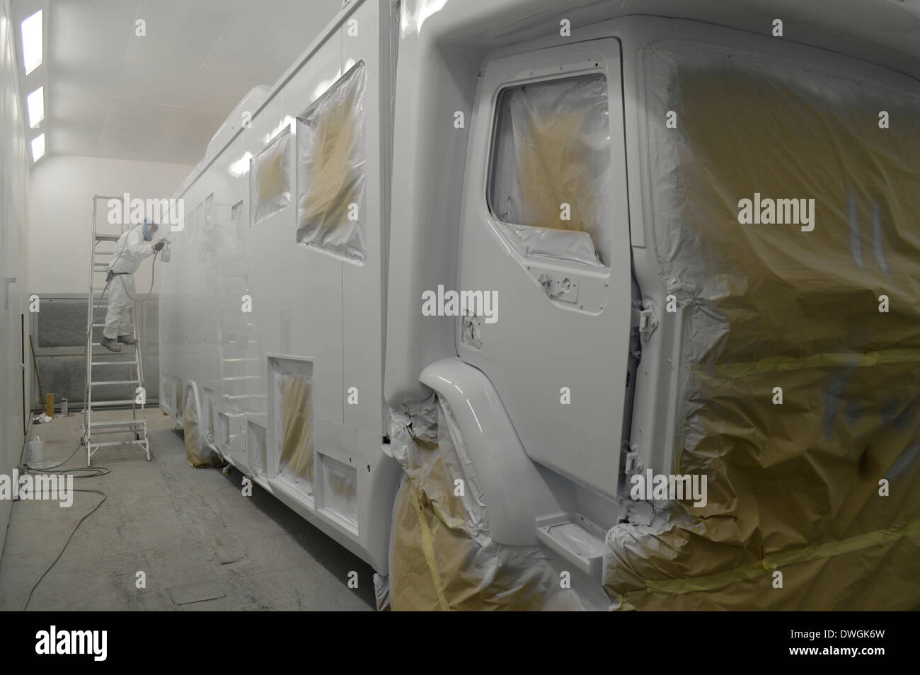 Un lusso van per cavalli inizio un riverniciate avanti personalizzata di montaggio di fabbrica Foto Stock