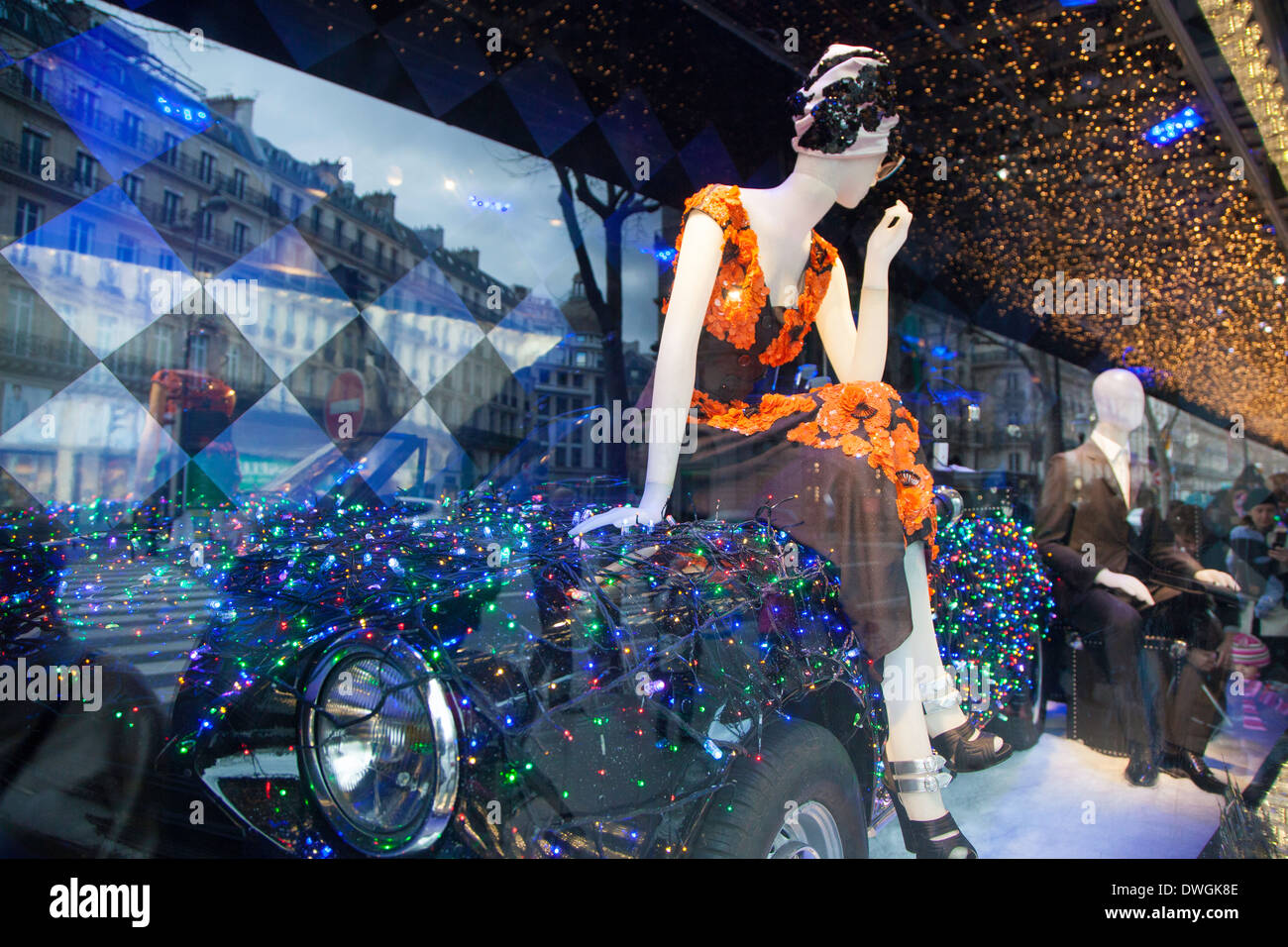 Manichino in posa su Auto nella finestra di Natale decorazioni a Au Printemps department store, Parigi, Francia Foto Stock
