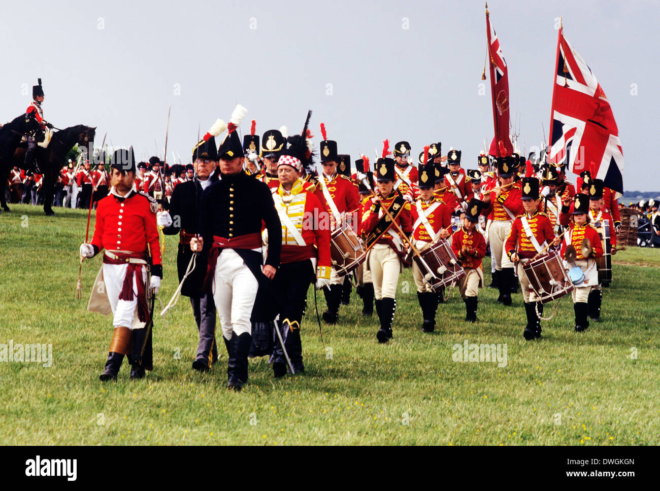 Reggimento britannico al tempo della Battaglia di Waterloo 1815, marching fanti, Union Jack Flag, rievocazione storica soldato dell'esercito uniformi uniforme England Regno Unito Foto Stock