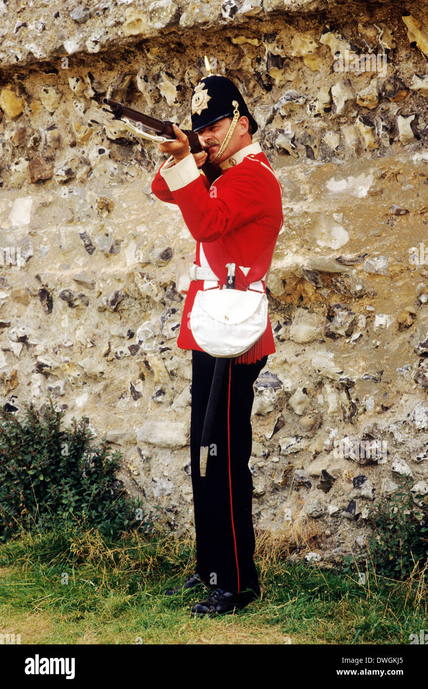 British rifleman, 57th Middlesex Regiment, c.1880 rievocazione storica piede soldati soldato del XIX secolo redcoat fucilieri fucili a canna di fucile uniforme esercito uniformi Foto Stock