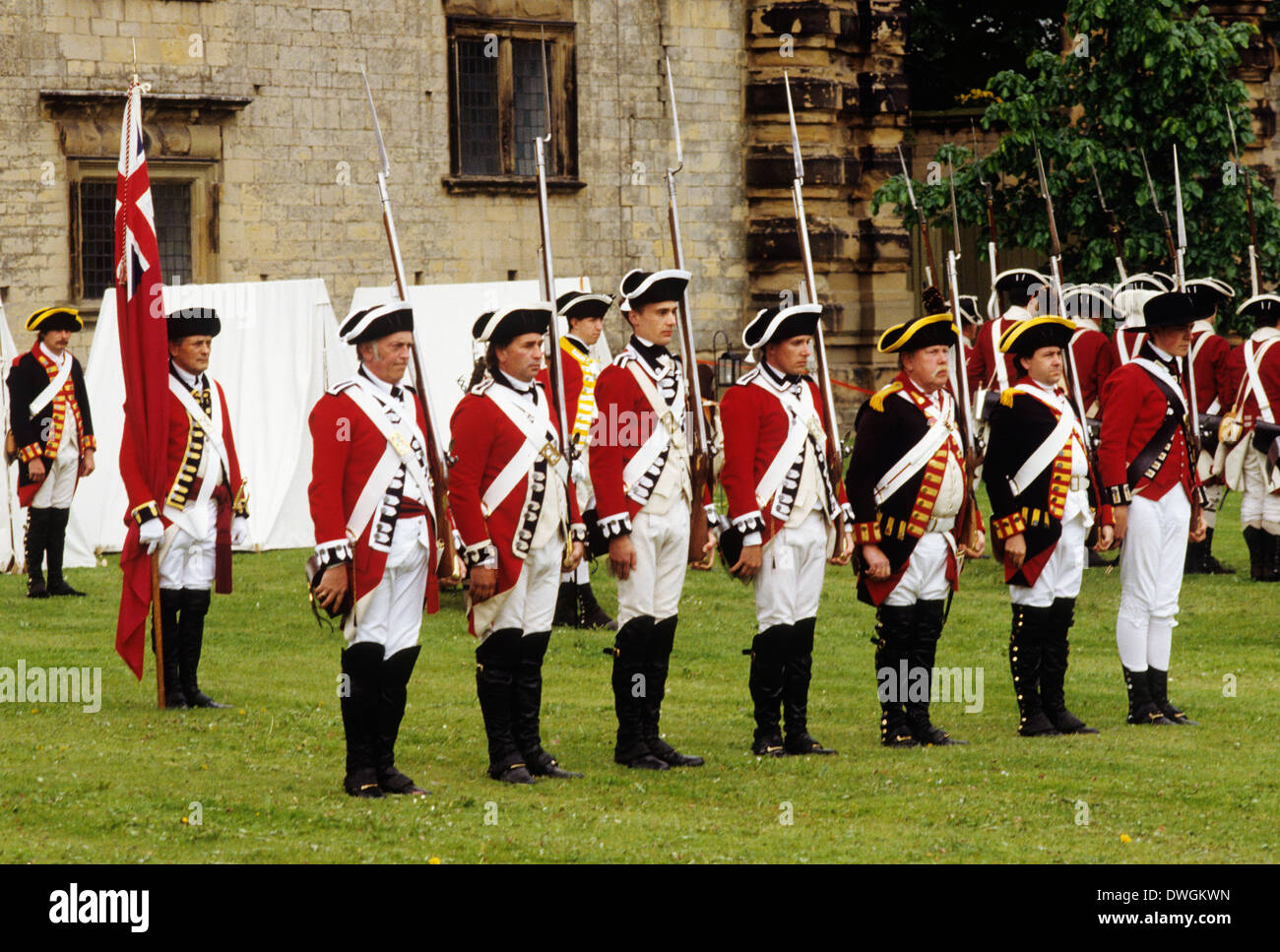 Soldati britannici, 1780, moschetti con annesso baionette, rievocazione storica soldato dell'esercito inglese uniformi uniforme fine xviii secolo in Inghilterra UK moschetto redcoats Foto Stock