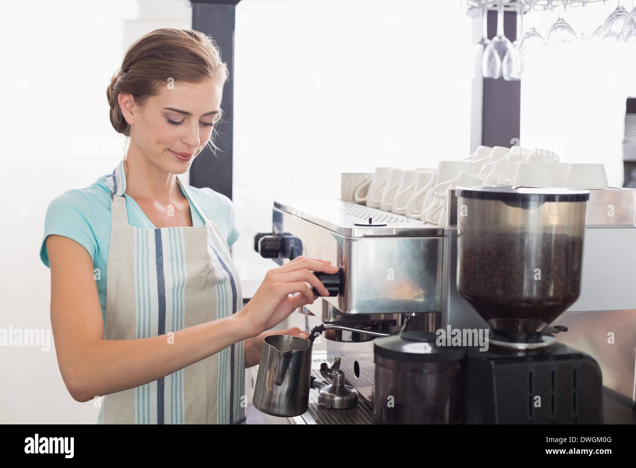 Femmina barista preparare espresso al coffee shop Foto Stock